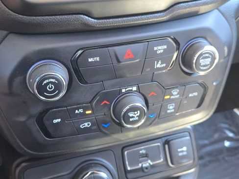 Used 2023 Jeep Renegade Trailhawk AWD/4WD image 25