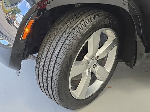 Certified 2024 Land Rover Defender 110 X-Dynamic SE image 32