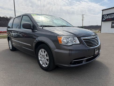 Used 2016 Chrysler Town & Country Touring image 7