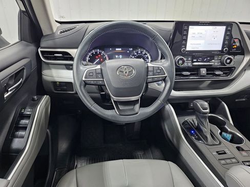 Used 2022 Toyota Highlander XLE AWD/4WD image 15