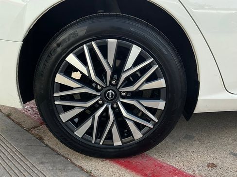 Used 2025 Nissan Altima 2.5 SV image 9