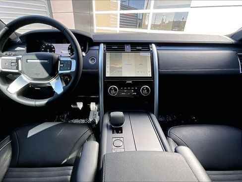 Used 2024 Land Rover Discovery Dynamic SE image 14