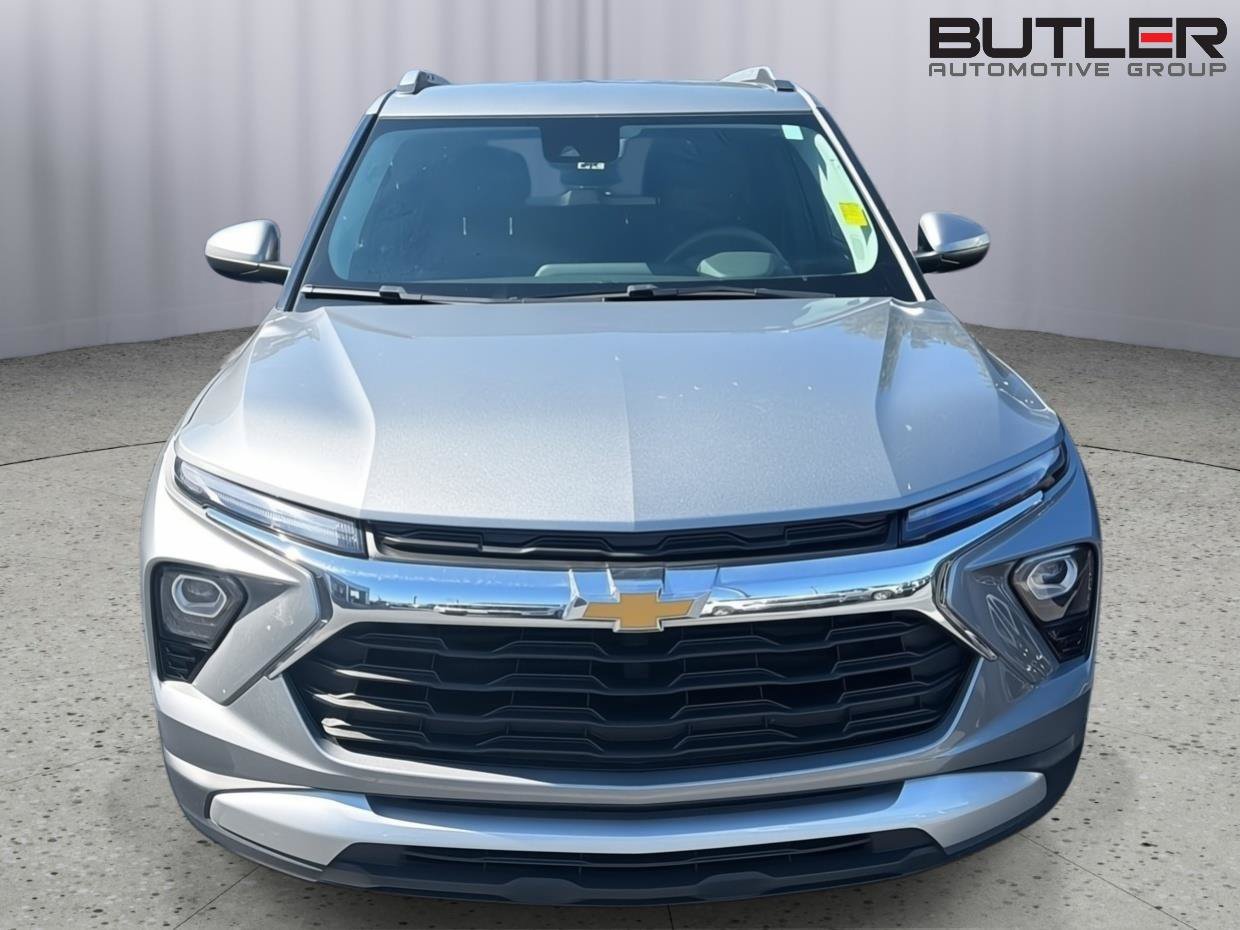 Used 2024 Chevrolet TrailBlazer LT w/ Driver Confidence Package FWD image 4