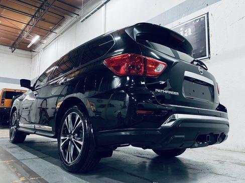 Used 2017 Nissan Pathfinder Platinum FWD image 4