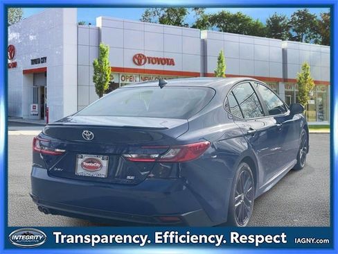 Used 2025 Toyota Camry SE image 6