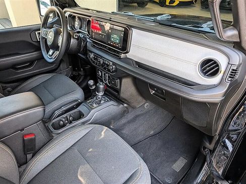 Used 2025 Jeep Wrangler Unlimited Sahara AWD/4WD image 4