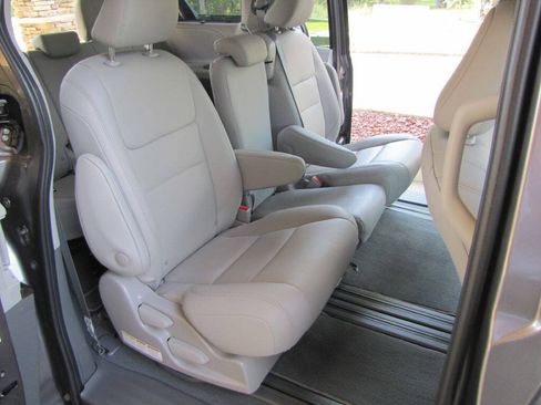 Used 2020 Toyota Sienna XLE w/ XLE Navigation Package FWD image 20