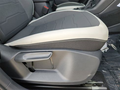 Used 2025 Volkswagen Taos SE image 19