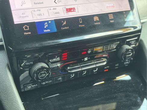 Used 2024 Jeep Grand Cherokee L Limited image 32