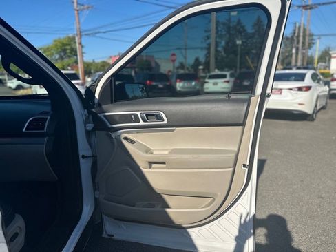 Used 2014 Ford Explorer XLT w/ Equipment Group 201A AWD/4WD image 24
