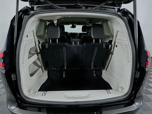 Used 2024 Chrysler Pacifica Touring-L FWD image 24