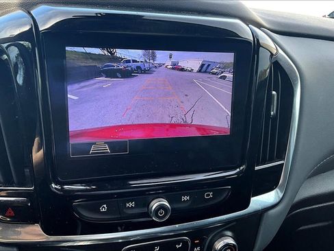 Used 2021 Chevrolet Traverse LT image 19
