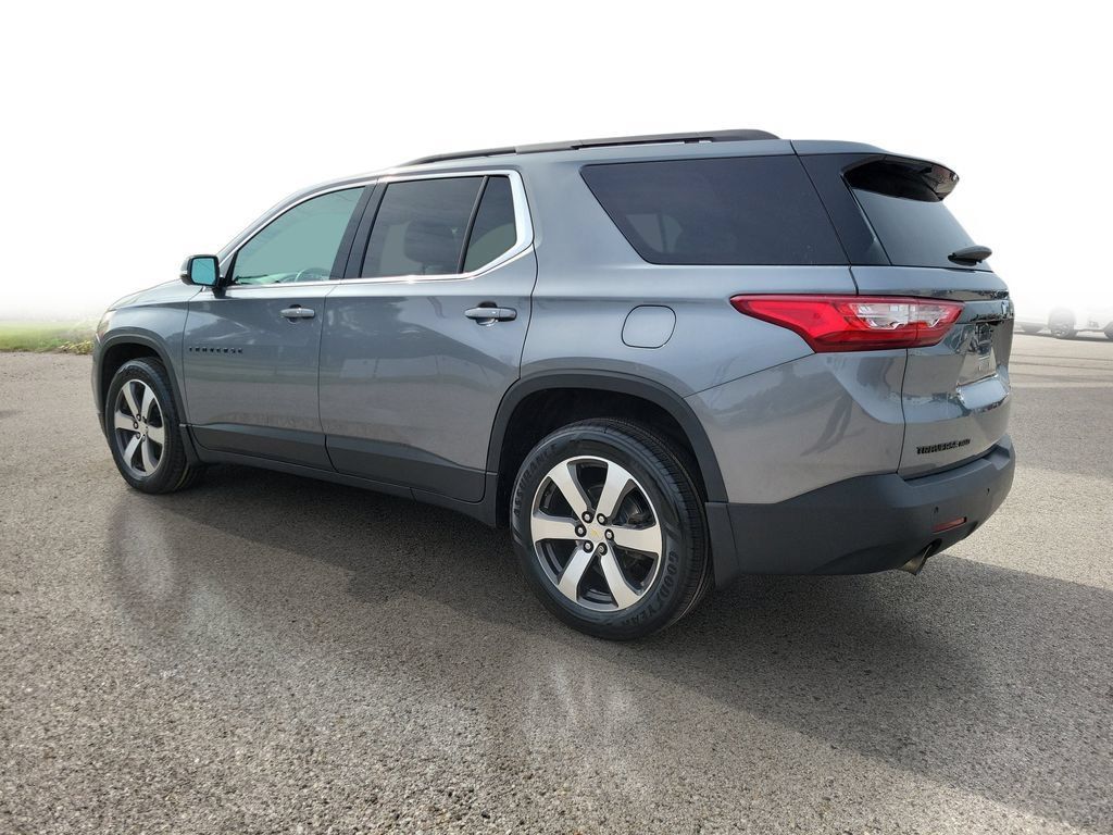 Used 2021 Chevrolet Traverse LT w/ LT Premium Package AWD/4WD image 3