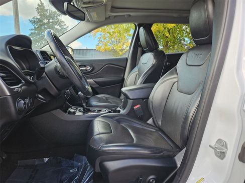 Used 2019 Jeep Cherokee Limited image 12