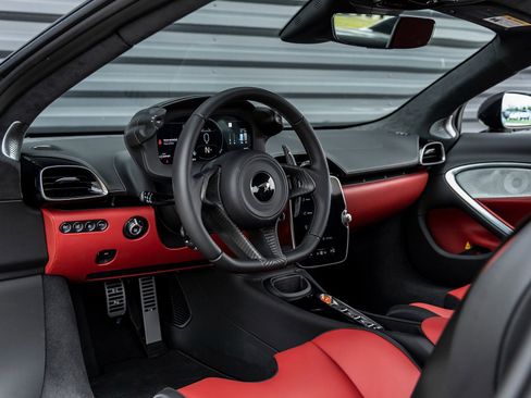 Used 2025 McLaren Artura image 27