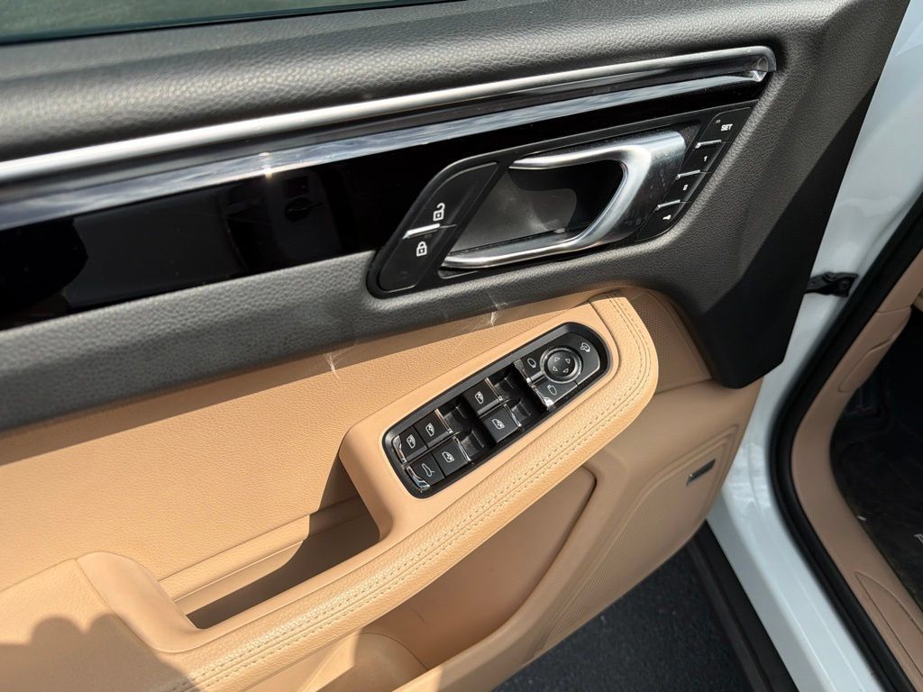 Used 2024 Porsche Macan AWD/4WD image 11