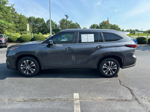 Used 2023 Toyota Highlander XLE FWD image 6