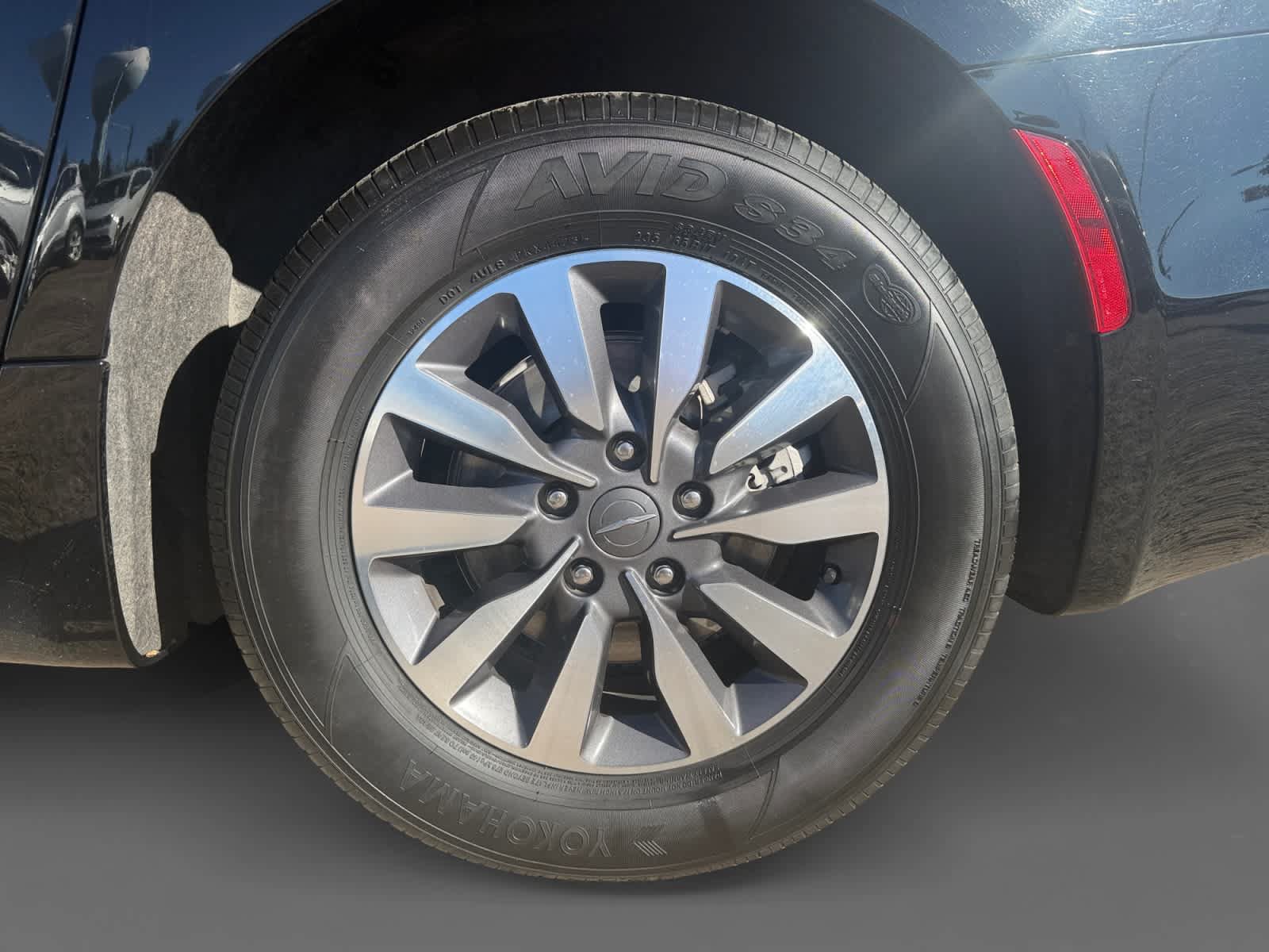 Used 2024 Chrysler Pacifica Limited FWD image 18