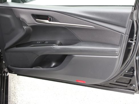 Used 2025 Toyota Camry LE FWD image 33