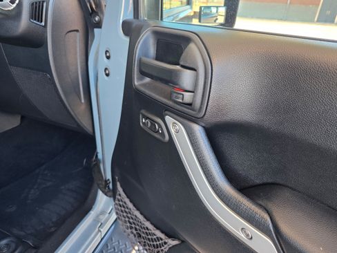 Used 2014 Jeep Wrangler Unlimited Sahara w/ Connectivity Group AWD/4WD image 23