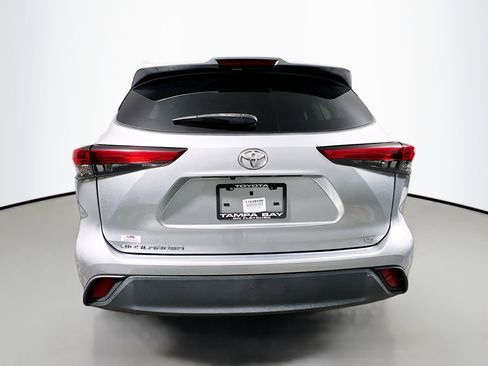 Used 2022 Toyota Highlander LE image 6