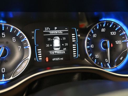 Used 2019 Chrysler Pacifica Touring-L image 3