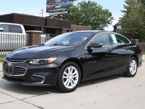 Used 2018 Chevrolet Malibu LT FWD image 2