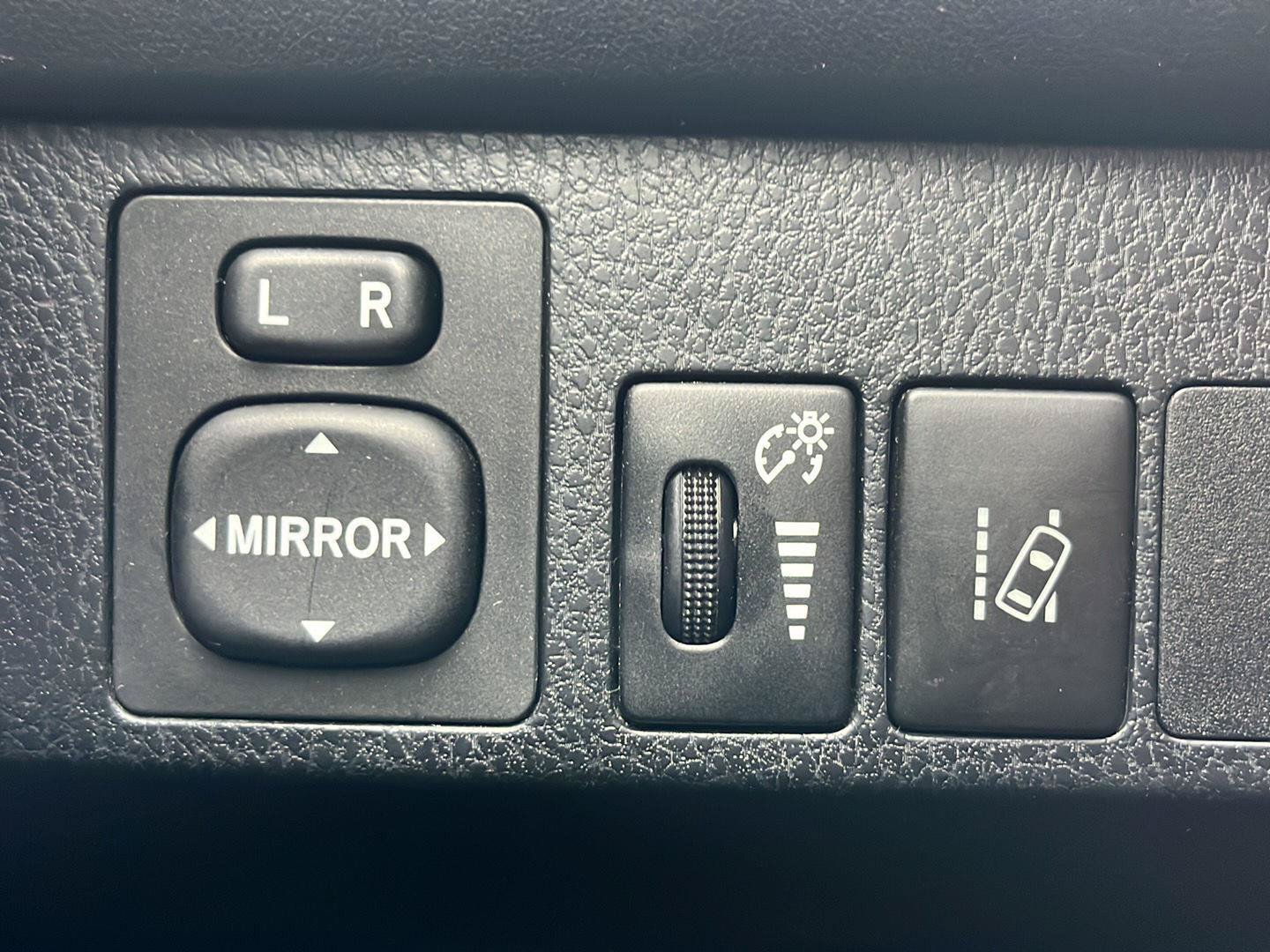 Used 2017 Toyota RAV4 LE FWD image 5