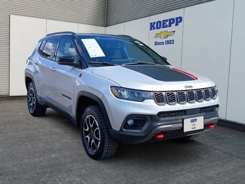 Used 2025 Jeep Compass Trailhawk AWD/4WD image 7