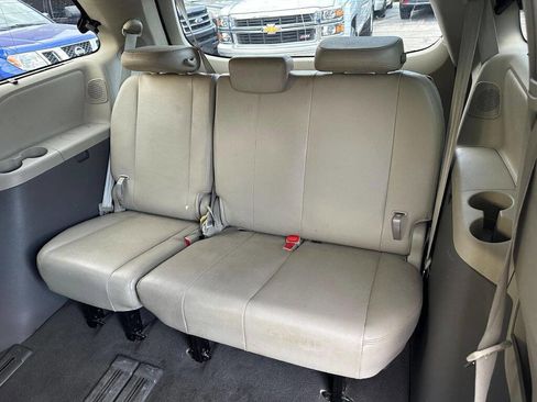 Used 2011 Toyota Sienna XLE image 23
