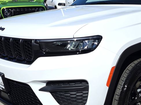 New 2025 Jeep Grand Cherokee Altitude image 8