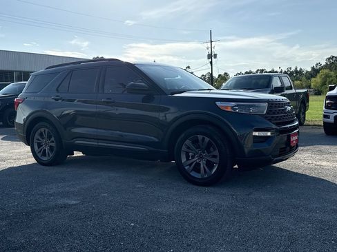 Used 2022 Ford Explorer XLT w/ Equipment Group 202A RWD image 3