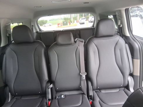 New 2026 Kia Carnival EX FWD image 23
