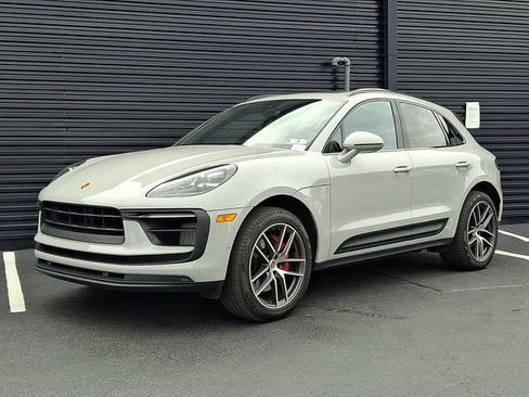 Certified 2022 Porsche Macan S AWD/4WD image 1