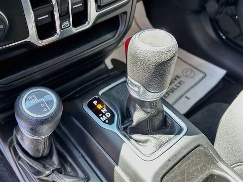 Used 2022 Jeep Gladiator Sport AWD/4WD image 4