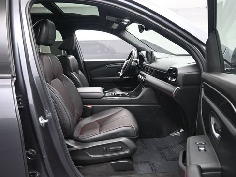 Used 2025 Honda Pilot Black Edition image 24