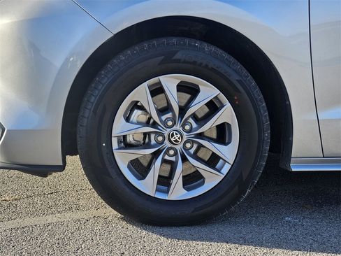Used 2024 Toyota Sienna LE image 11