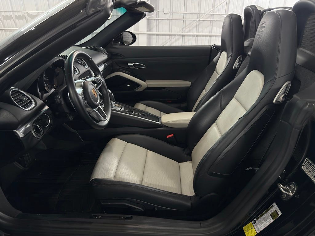 Used 2018 Porsche 718 Boxster RWD image 15