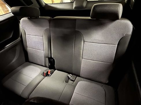 Used 2023 Chevrolet Traverse LT FWD image 16