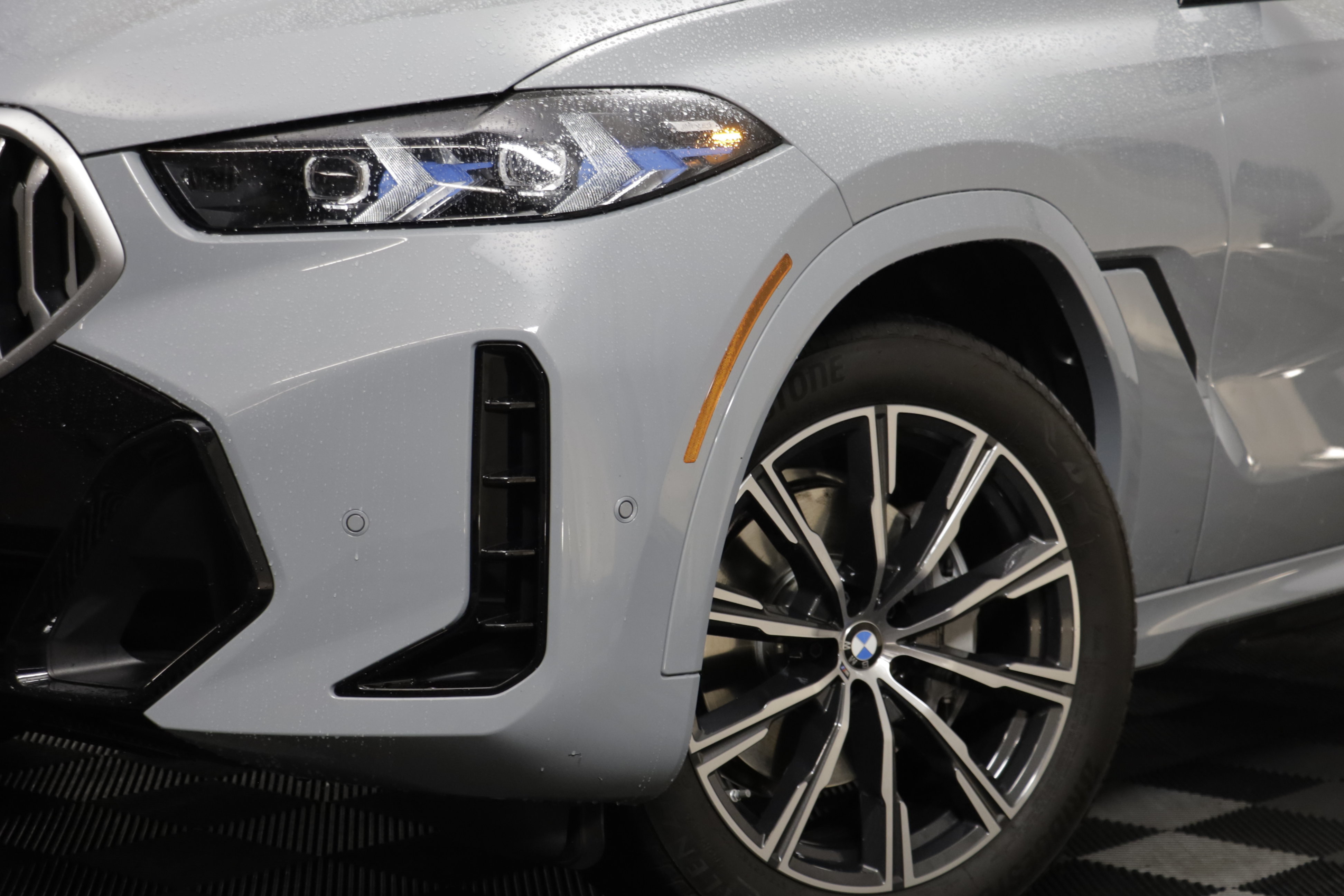 Used 2026 BMW X6 xDrive40i AWD/4WD image 3