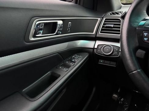 Used 2016 Ford Explorer XLT w/ Equipment Group 202A FWD image 31
