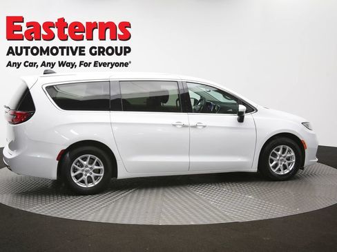 Used 2023 Chrysler Pacifica Touring-L FWD image 45