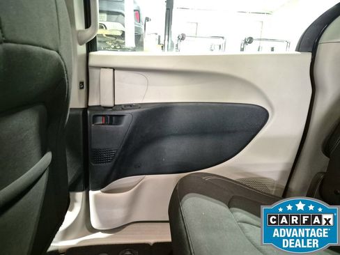 Used 2022 Chrysler Voyager LX FWD image 18