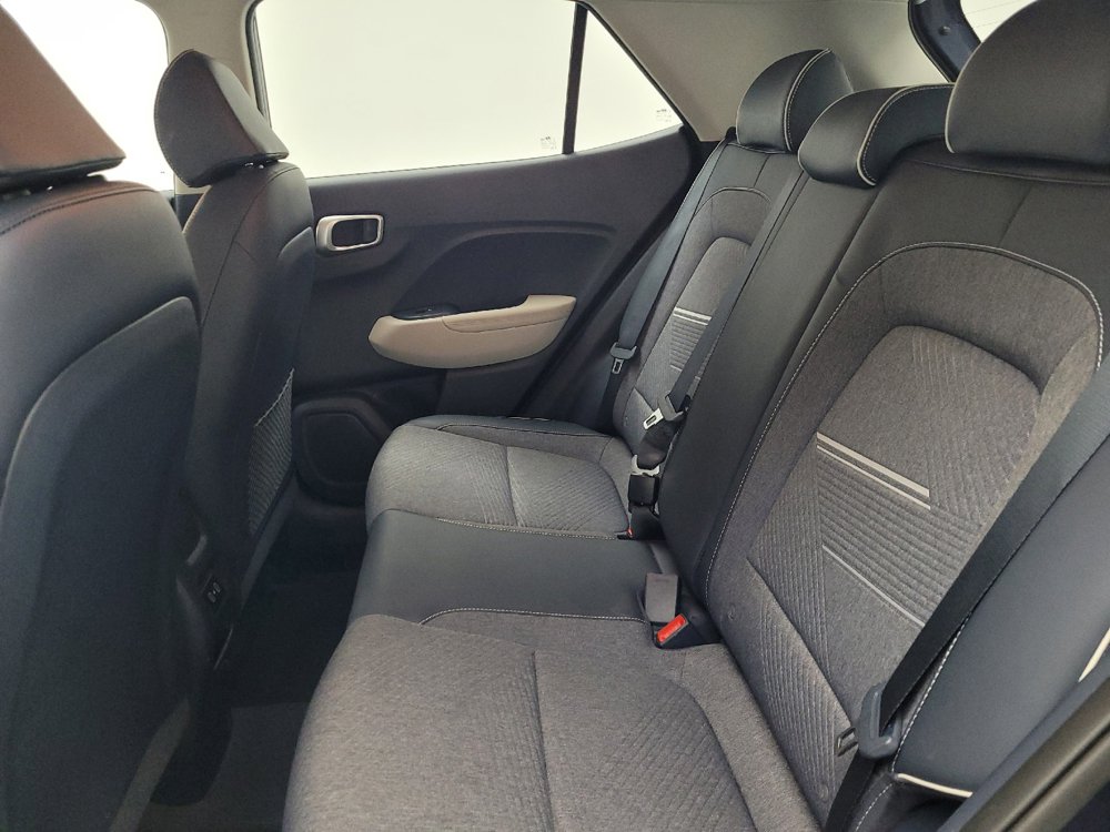 Used 2025 Hyundai Venue Limited FWD image 18