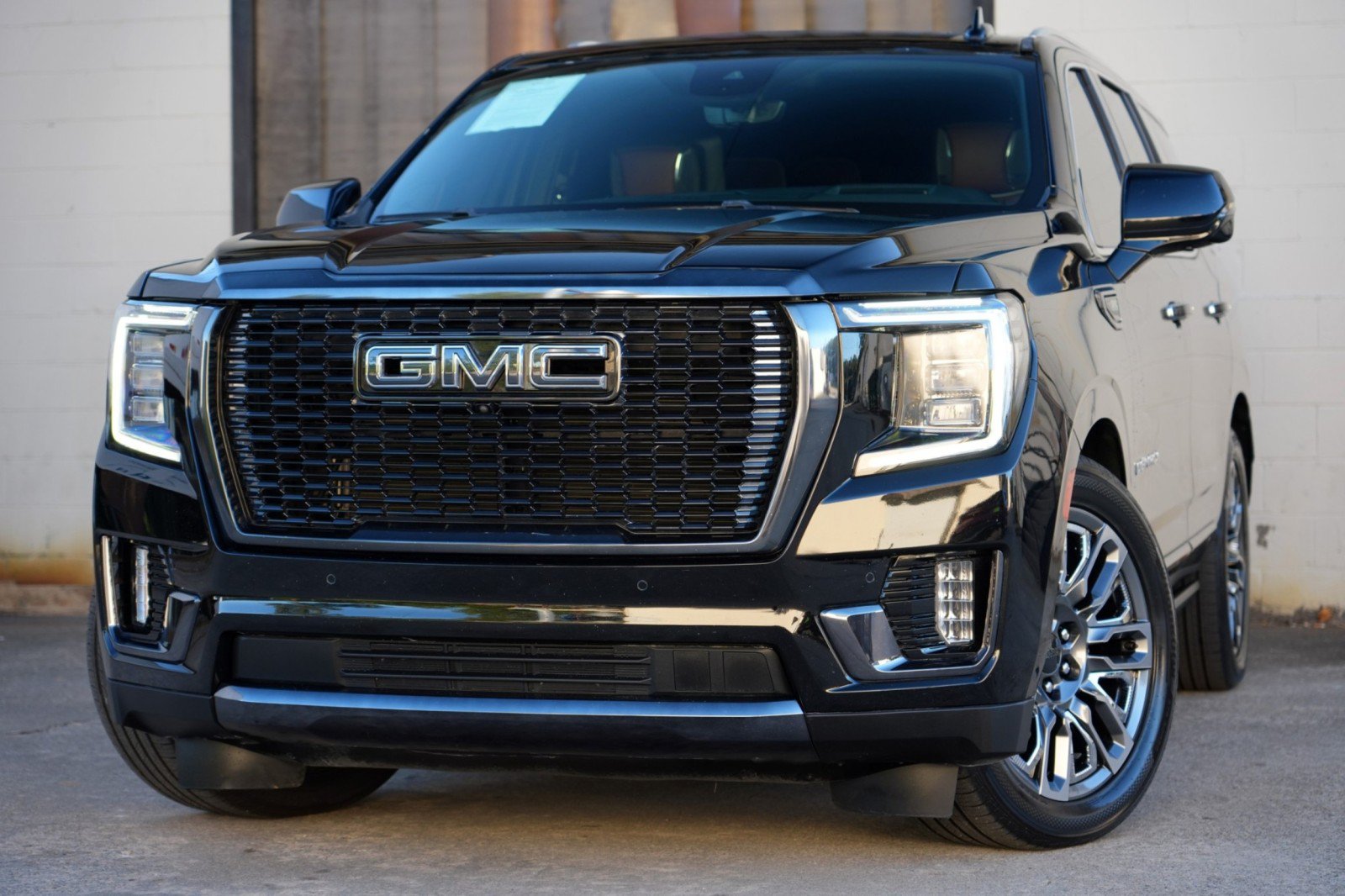 Used 2023 GMC Yukon Denali Ultimate AWD/4WD image 3