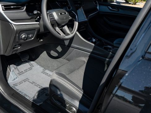 New 2025 Jeep Grand Cherokee Laredo X image 17