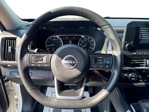 Used 2024 Nissan Pathfinder SL FWD image 11