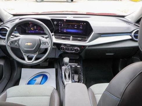 Certified 2025 Chevrolet Trax LT w/ LT Convenience Package FWD image 7