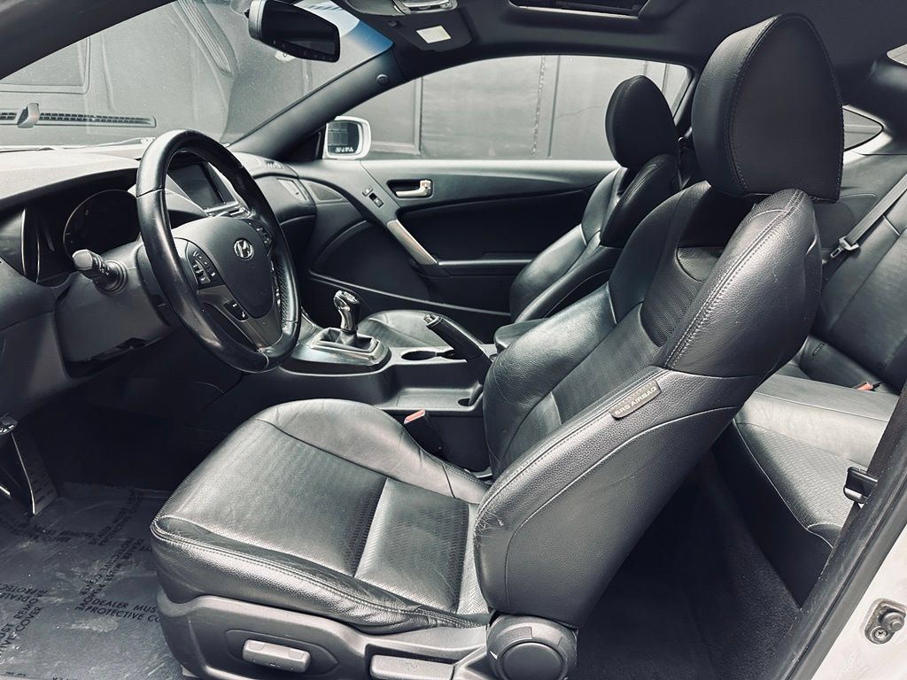 Used 2016 Hyundai Genesis Coupe 3.8 RWD image 16