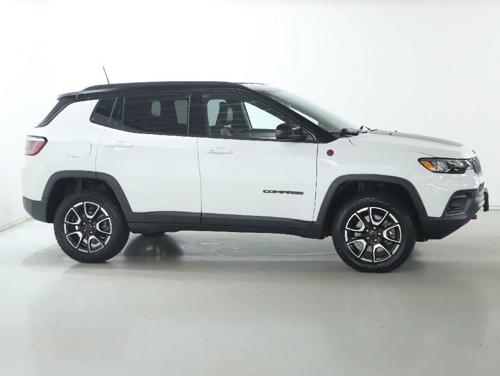 Used 2025 Jeep Compass Trailhawk AWD/4WD image 11
